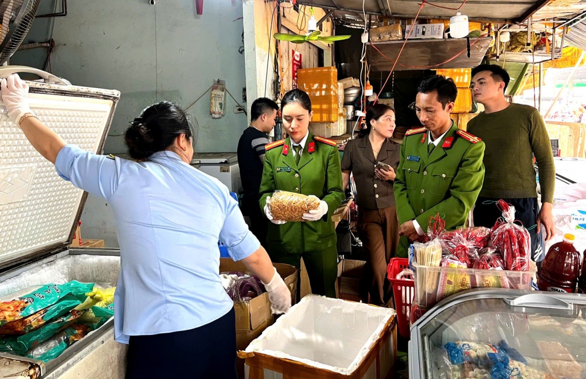 Lực lượng Cảnh sát kinh tế kiểm tra số mặt hàng thực phẩm không rõ nguồn gốc.