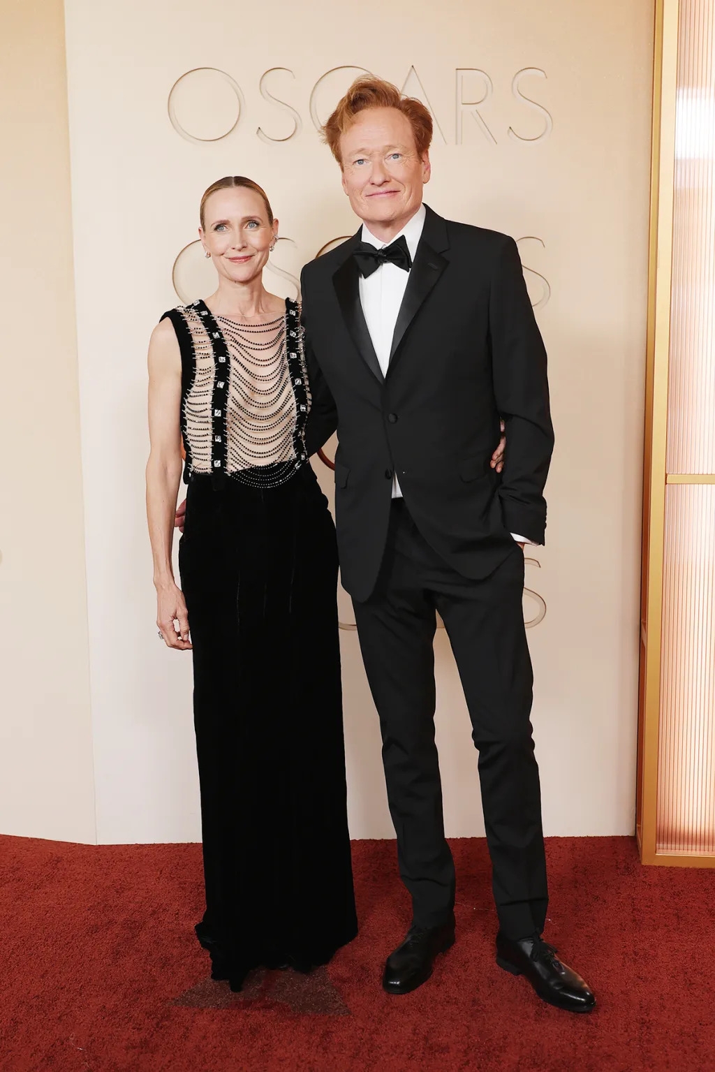 Liza Powell O'Brien và Conan O'Brien đến trước khi nam diễn viên hài bắt đầu dẫn chương trình lễ trao giải năm thứ hai liên tiếp.