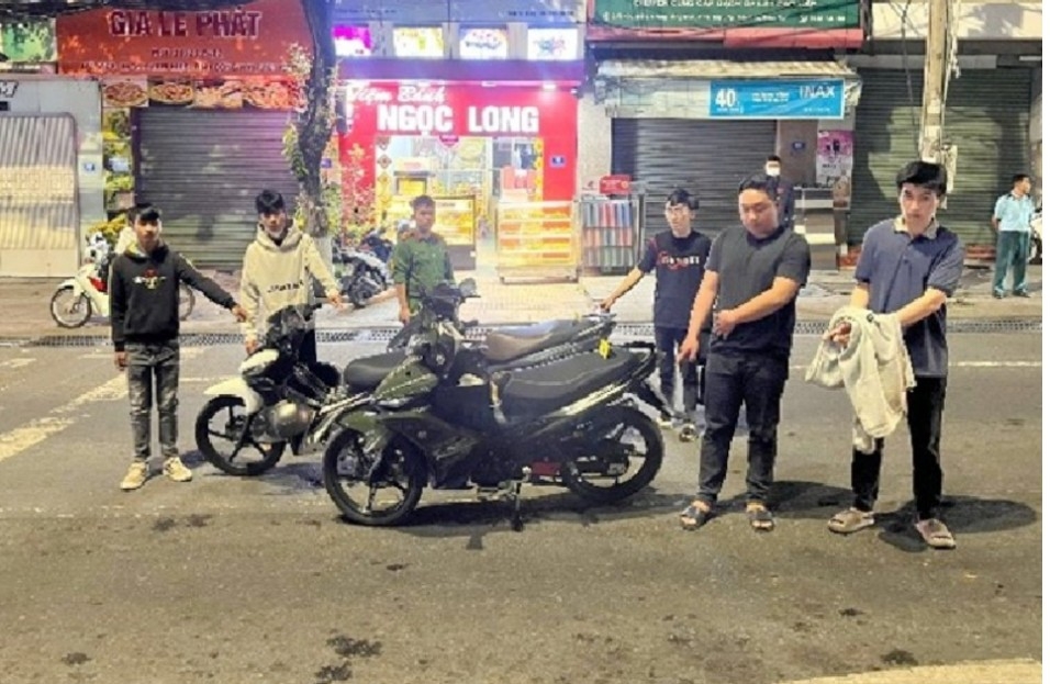 Lực lượng chức năng dựng lại hiện trường nơi xảy ra vụ việc. Ảnh: V.N