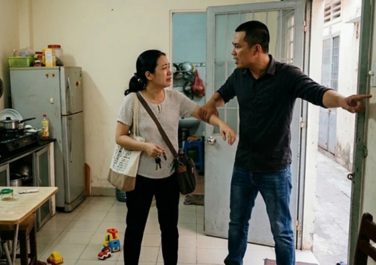 Nghị định mới nâng mức phạt tiền với nhiều hành vi vi phạm về bình đẳng giới như việc chồng ép vợ nghỉ làm. (Ảnh minh họa: AI).