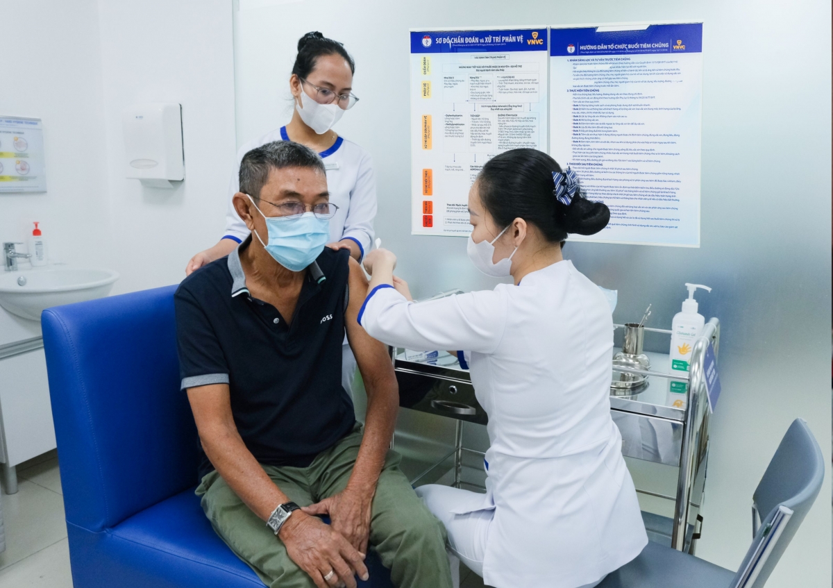 Bên cạnh tiêm chủng, bác sĩ khuyến cáo người dân cần duy trì vệ sinh cá nhân và môi trường, thường xuyên rửa tay, đeo khẩu trang nơi đông người... để nâng cao sức đề kháng.