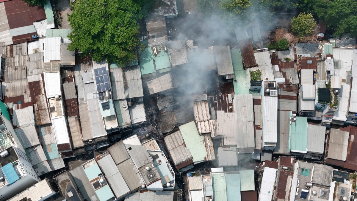 Hiện trường vụ cháy nhà nhìn từ trên cao. (Ảnh: A.V)