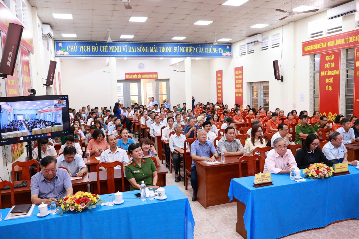 Toàn cảnh hội nghị tiếp xúc cử tri với người ứng cử đại biểu Quốc hội khóa XVI và đại biểu HĐND TP.HCM nhiệm kỳ 2026 - 2031 tại phường Tam Bình.
