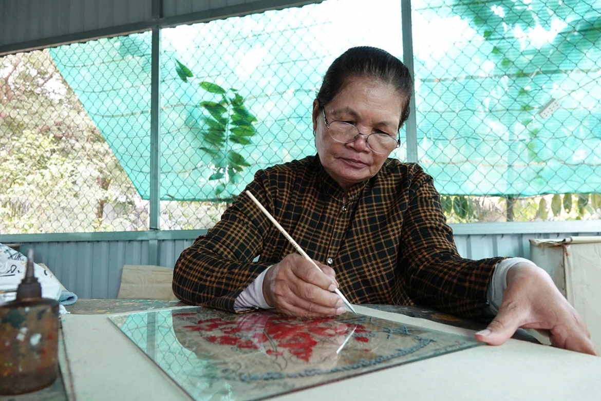 Tranh kiếng ở Phước Thuận được vẽ bằng từng cây cọ nhỏ, phơi cho khô, sau đó sơn màu lên.