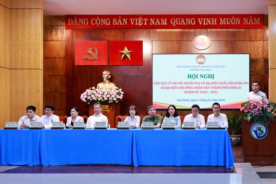 Ông Phan Tấn Đạt trình bày chương trình hành động tại hội nghị tiếp xúc cử tri phường Tam Bình.