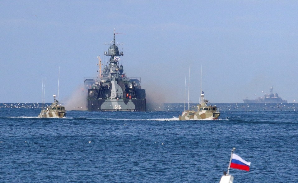Các tàu chiến của Hải quân Nga ở Crimea. Ảnh: Reuters