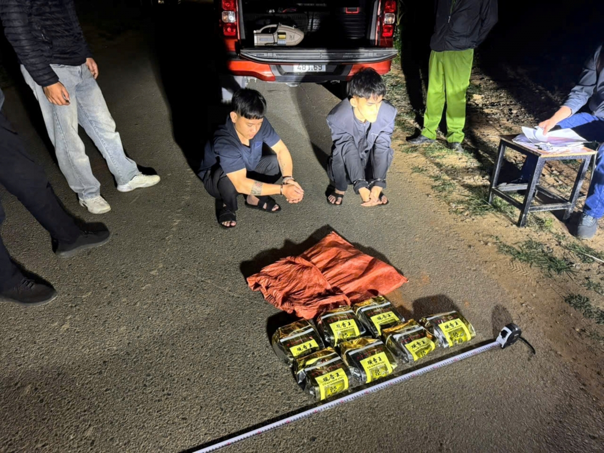 Hai đối tượng vận chuyển ma túy đá bị bắt giữ cùng tang vật