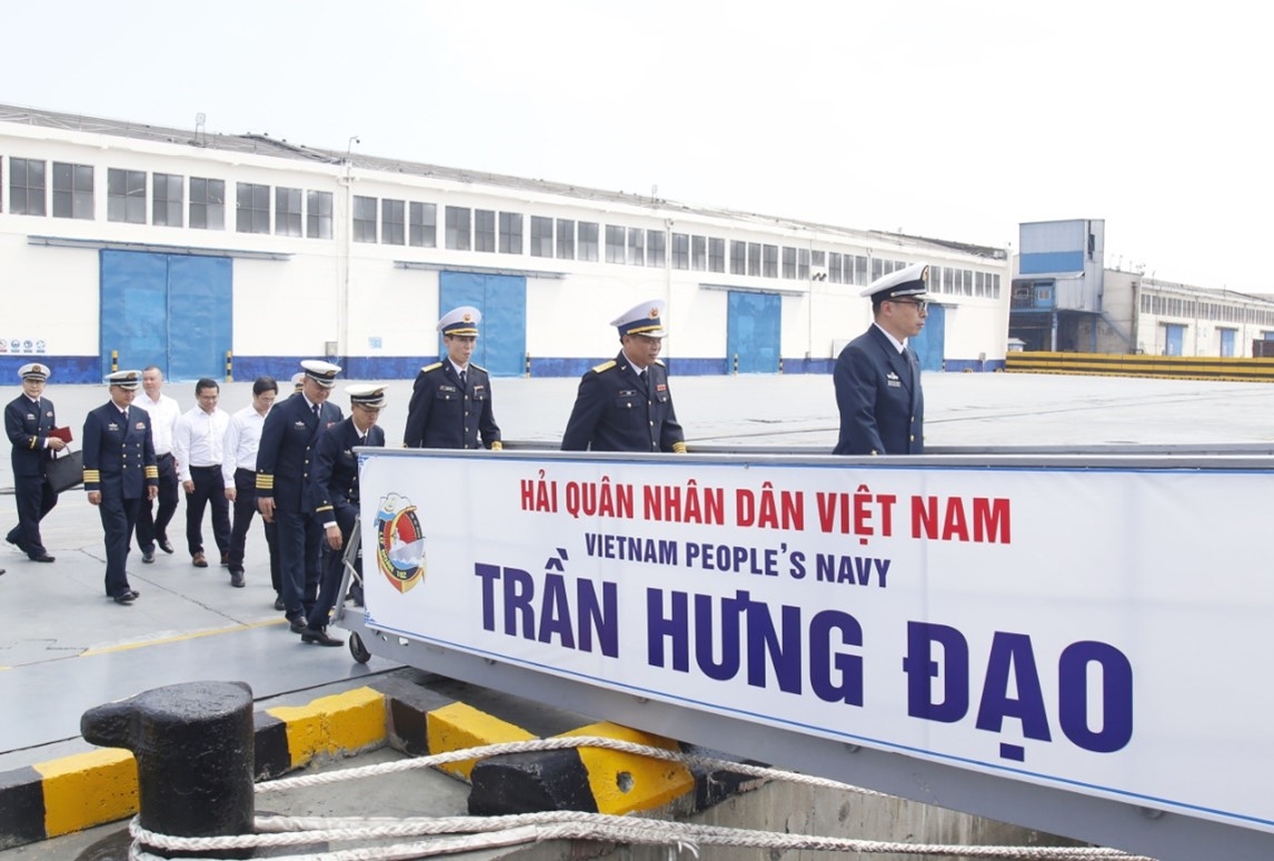 Lãnh đạo Căn cứ Hải quân Quảng Châu tham quan Tàu 015-Trần Hưng Đạo