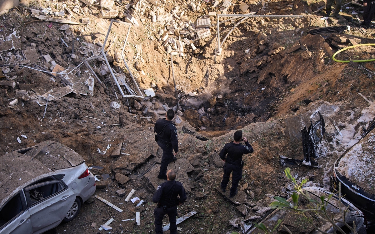 Hậu quả 1 trận tập kích tên lửa vào Israel. Ảnh: AP.