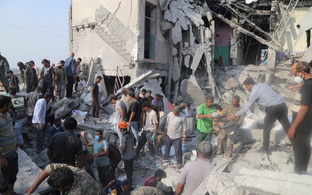 Hiện trường ngôi trường ở Minab sau khi Mỹ tập kích Iran. Ảnh: WANA.