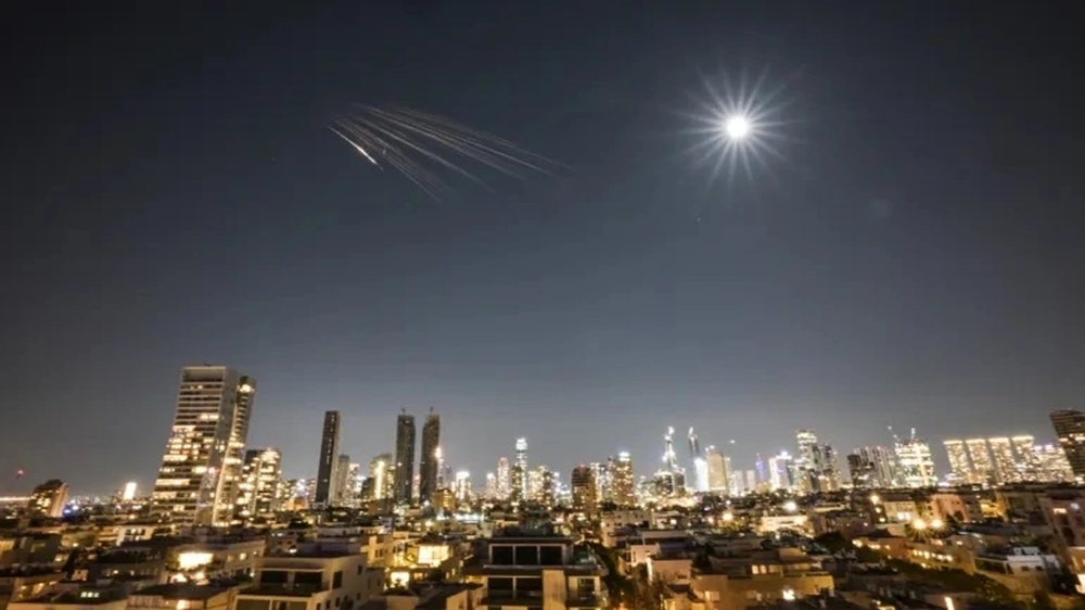 Hệ thống phòng không Israel hoạt động để đánh chặn các tên lửa trên bầu trời Tel Aviv. (Ảnh: Reuters)