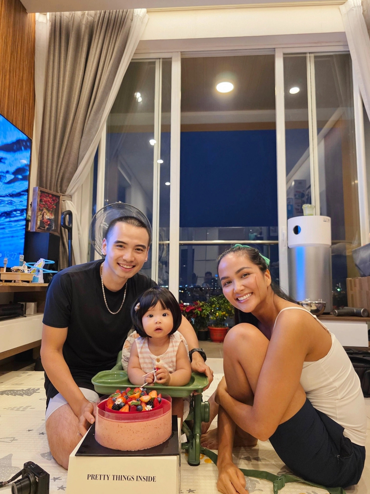 Sao Việt 20/3: Nhiếp ảnh gia Tuấn Khôi - chồng hoa hậu H'Hen Niê - chia sẻ loạt hình trong buổi tiệc ấm cúng ở nhà kèm chú thích: "Mới đây mà con gái đã đến với thế giới được 6 tháng rồi. Ba mẹ yêu con nhiều".