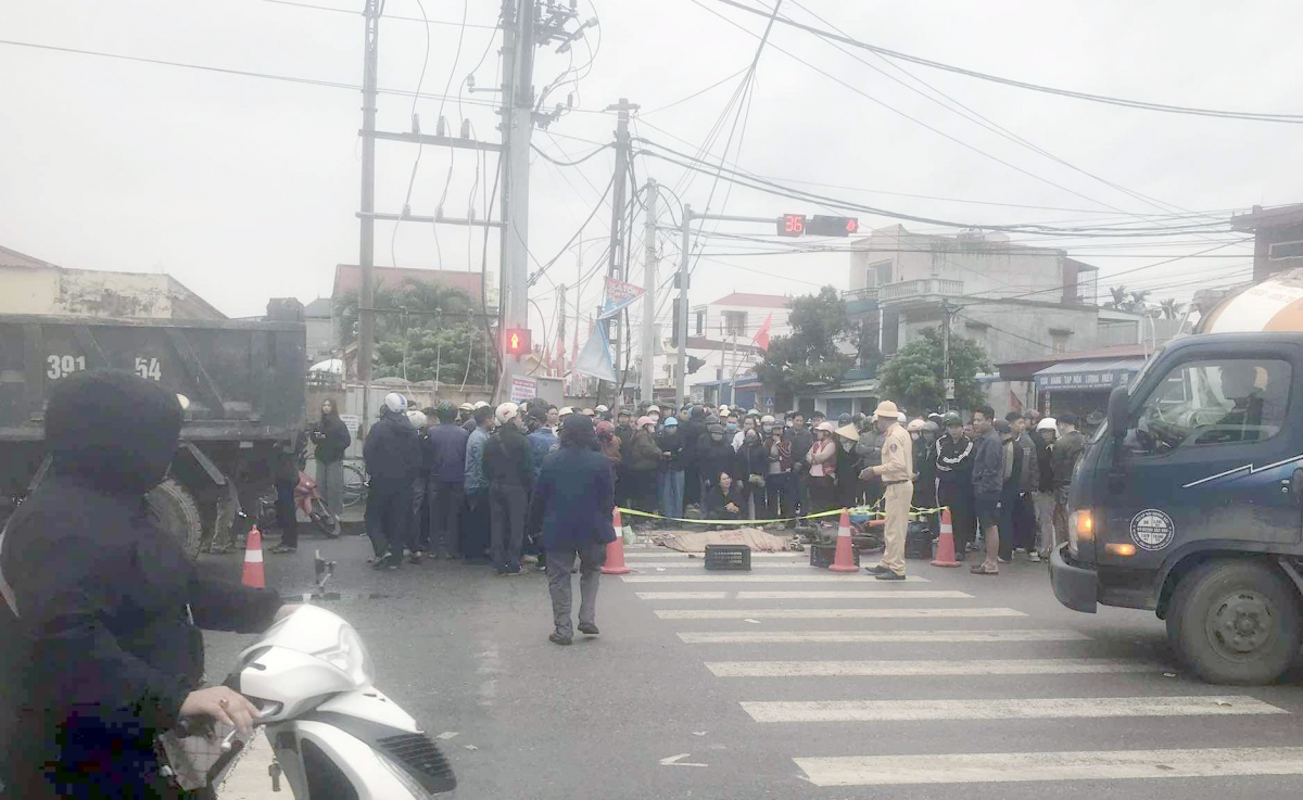 Lực lượng chức năng phong tỏa hiện trường vụ tai nạn