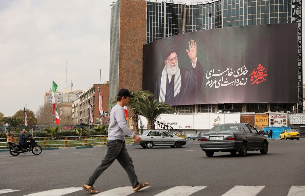 Hình ảnh cố lãnh đạo tối cao của Iran, Ayatollah Ali Khamenei trên một con phố tại Tehran. Ảnh: Reuters