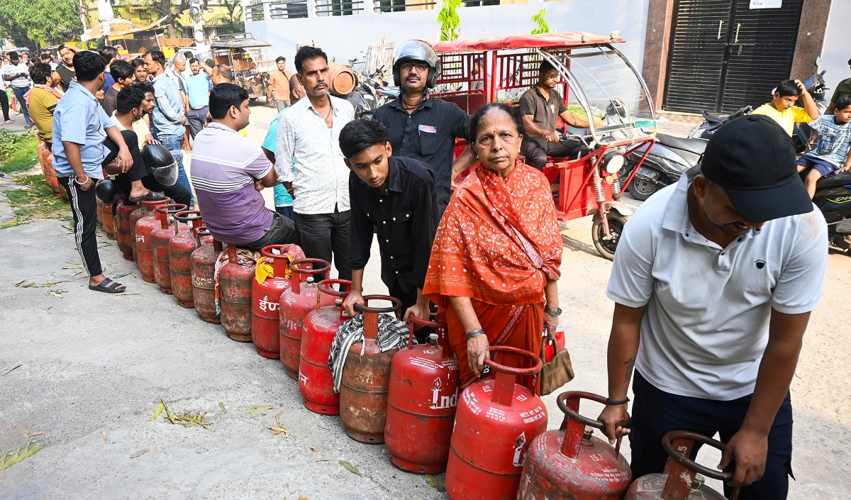 Nhiều người dân Ấn Độ phải xếp hàng để mua LPG. (Ảnh: ANI)