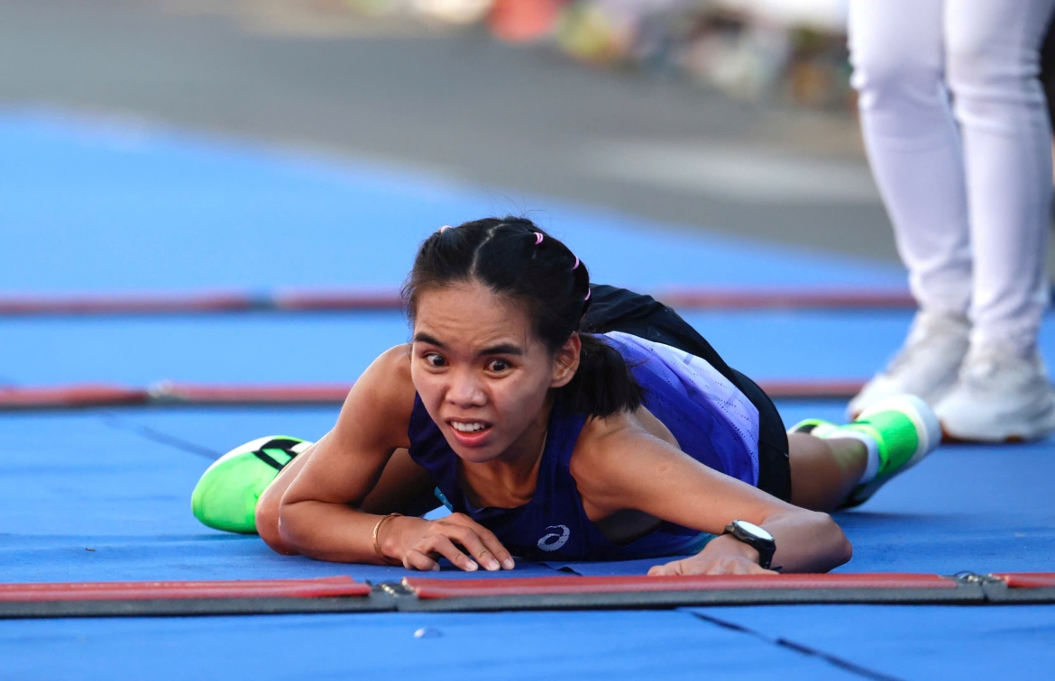 Hình ảnh xúc động nhất Tiền Phong Marathon 2026 gọi tên Ngọc Hoa.