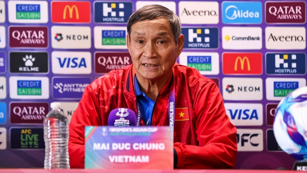 HLV Mai Đức Chung phát biểu tại buổi họp báo trước trận gặp ĐT nữ Đài Bắc Trung Hoa. (Ảnh: AFC)