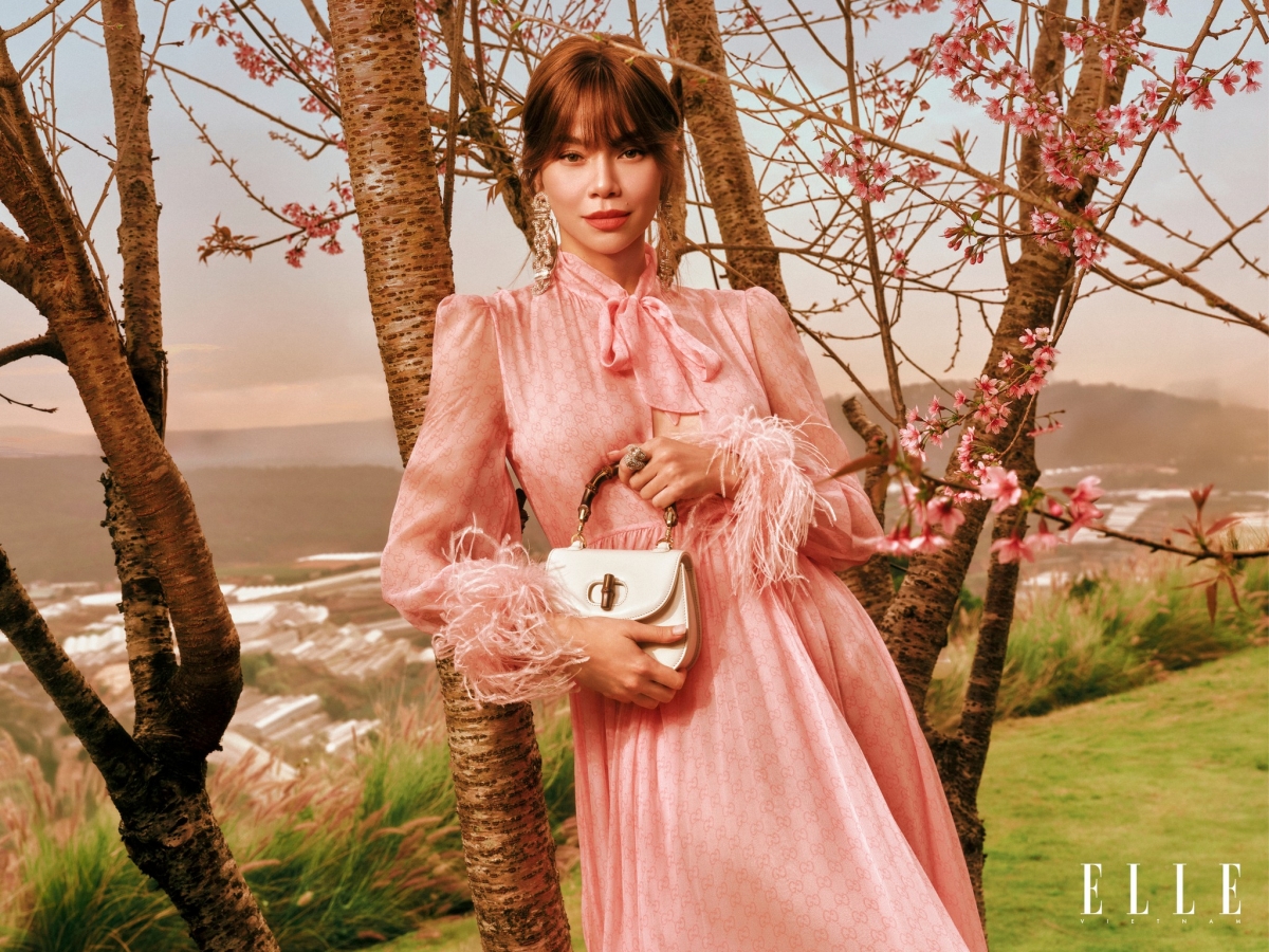 Hồ Ngọc Hà vừa trở về từ Milan, tiếp tục chia sẻ loạt hình ảnh thời trang trong không gian lãng mạn, nên thơ và đầy khoảng lặng. Nhan sắc rạng ngời, thần thái cuốn hút cùng phong cách thanh lịch của cô được nhận xét ngày càng mặn mà, bất chấp thời gian, khẳng định vị thế biểu tượng thời trang bền bỉ trong showbiz Việt.