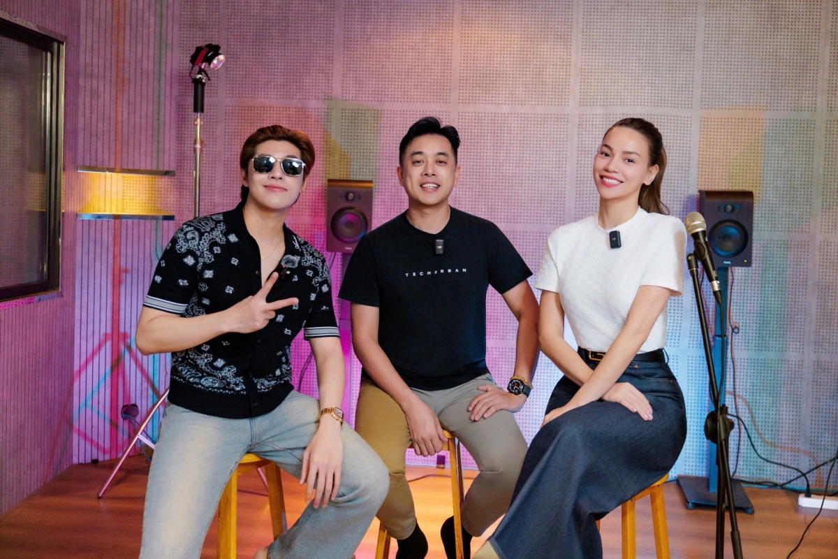 Hồ Ngọc Hà khoe khoảnh khắc check-in cùng Noo Phước Thịnh và hẹn gặp khán giả trong show của nhạc sĩ Dương Khắc Linh: “Đếm ngược 3 ngày đến LINH CẢM, sẵn sàng gặp lại khán giả yêu thương". Nữ ca sĩ tỏa ra năng lượng tích cực và vẻ đẹp rạng rỡ, khiến fan thích thú và liên tục gửi lời bình luận khen ngợi trên mạng xã hội.