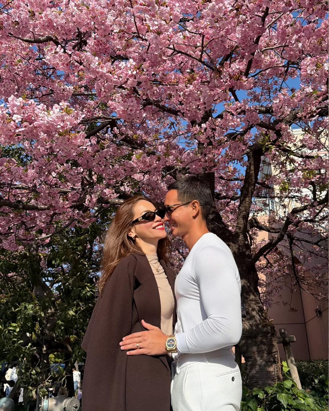 Hồ Ngọc Hà và Kim Lý tiếp tục “đốn tim” fan với loạt ảnh tình tứ tại Nhật Bản. Nụ hôn dưới tán hoa anh đào không chỉ đẹp về khung hình mà còn mang vibe bình yên, viên mãn đúng chất “couple quốc dân”.