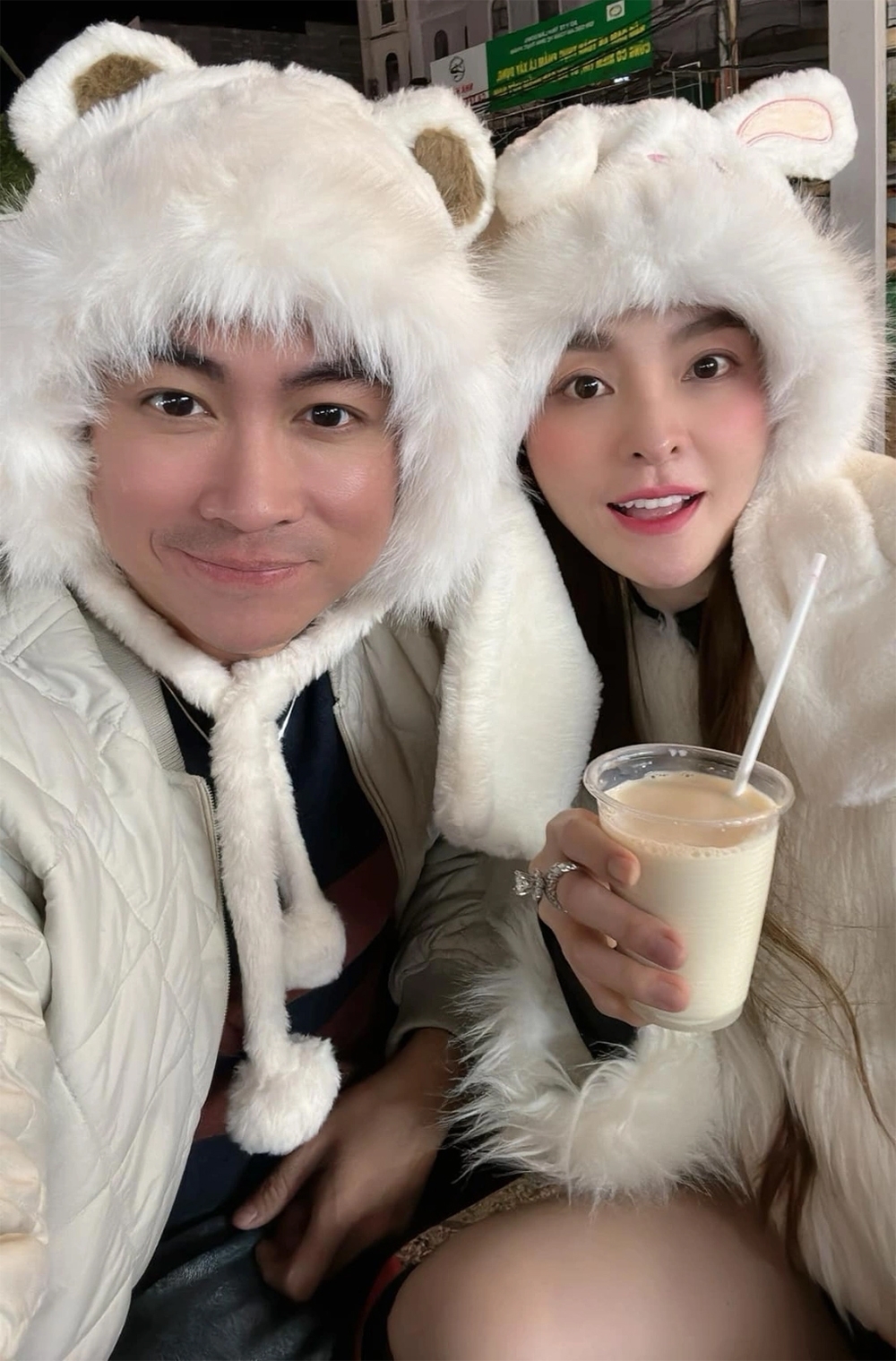 Từ đó, cả hai gắn bó như hình với bóng, thường xuyên lưu diễn chung, song ca trên sân khấu, cùng đi du lịch, ăn uống với bạn bè.