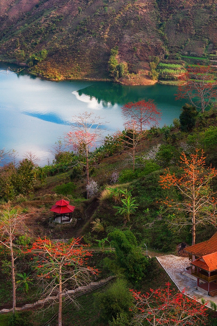 Sắc đỏ của hoa gạo không chỉ làm thay đổi cảnh quan thiên nhiên mà còn mang đến dấu hiệu quen thuộc của mùa mới đối với người dân địa phương.