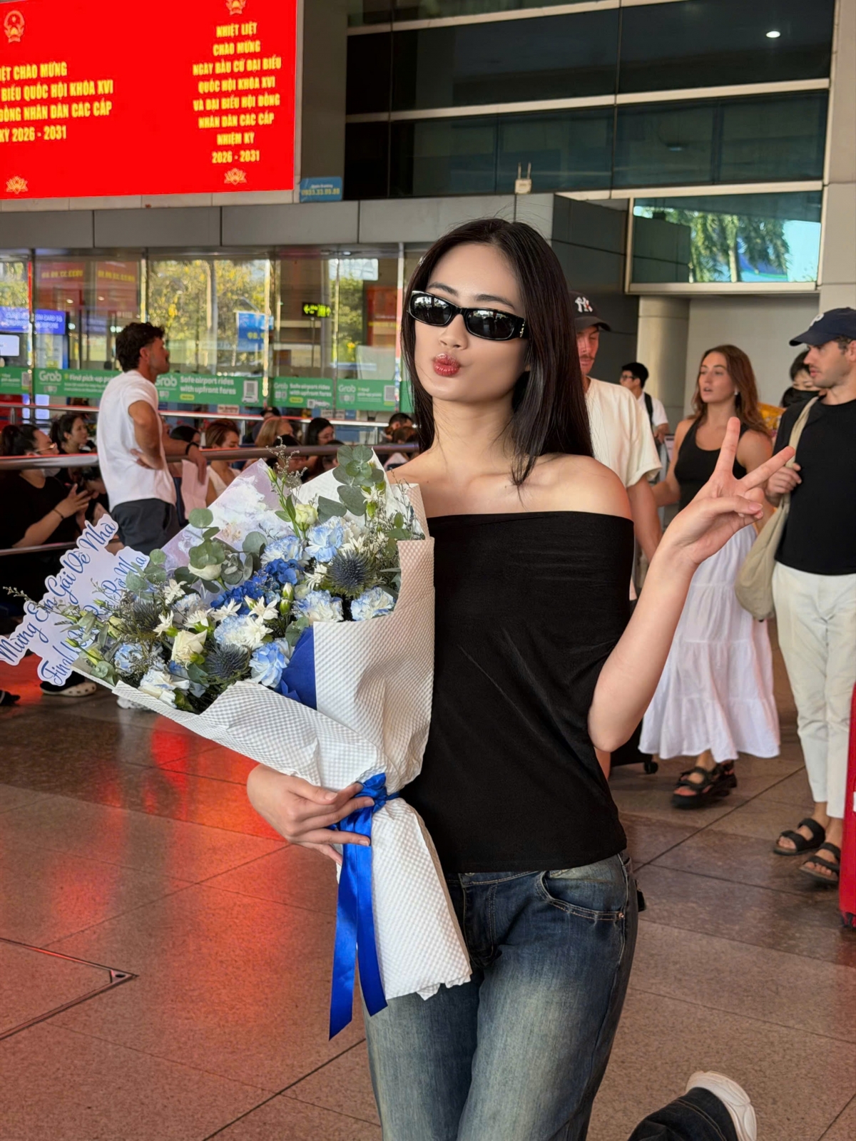Hoa hậu Huỳnh Trần Ý Nhi vừa đáp chuyến bay từ Australia trở về TP. Hồ Chí Minh để tham dự đêm Chung kết toàn quốc Miss World Vietnam 2025. 