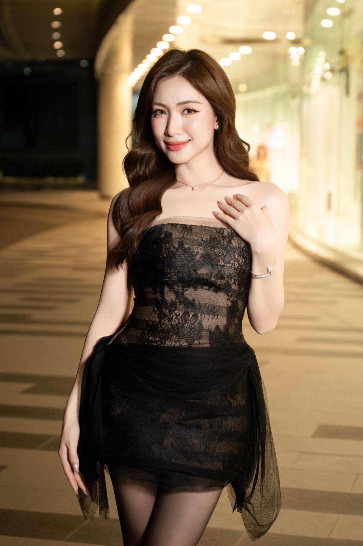 Hòa Minzy chia sẻ loạt ảnh xinh đẹp cùng lời nhắn dí dỏm: “Ảnh xinh mà quên, giờ mới up”.