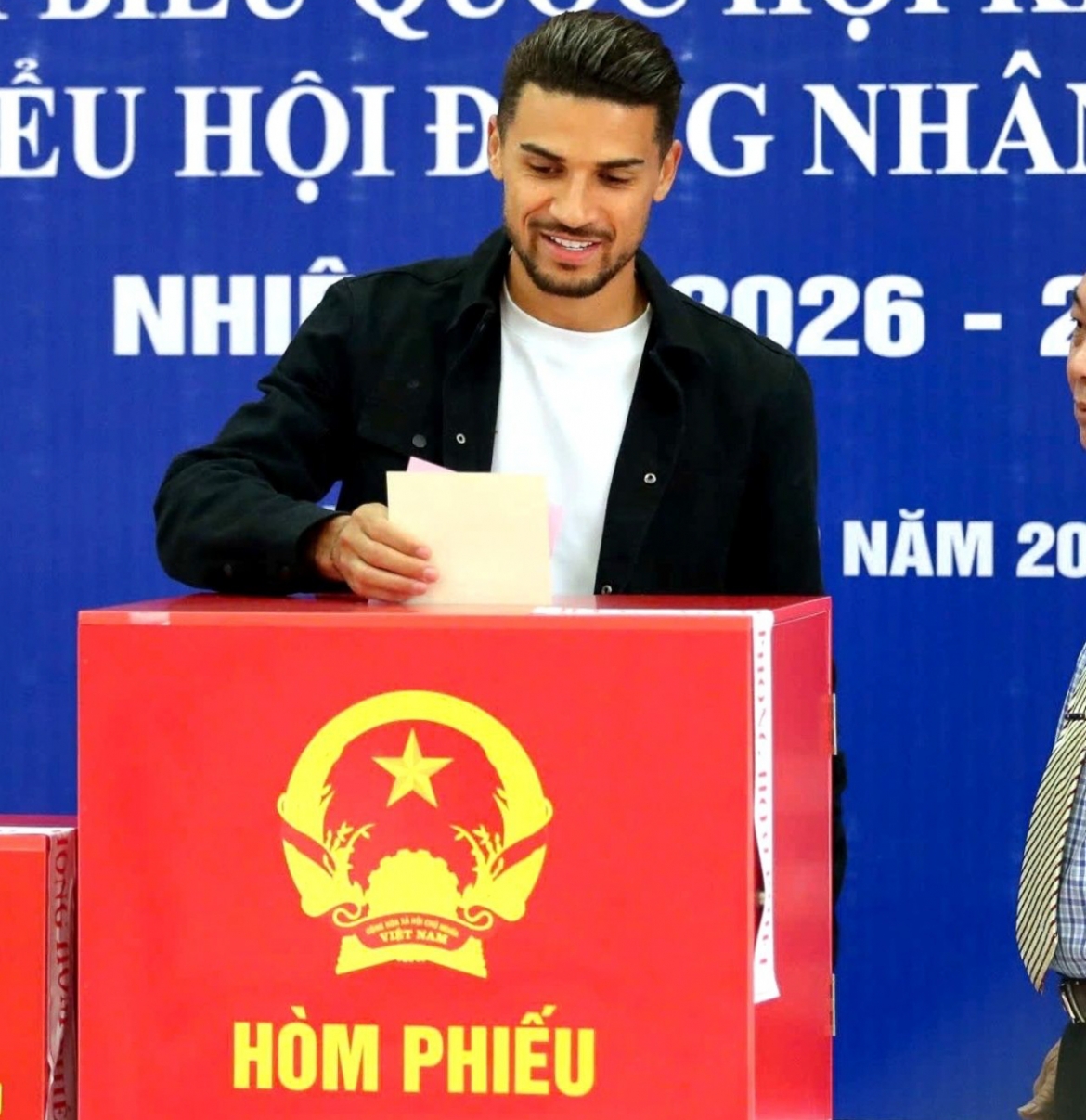 Hoàng Hên lần đầu đi bỏ phiếu (Ảnh: Hà Nội FC)