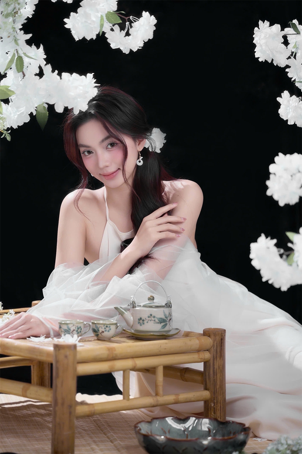 Trong bộ ảnh mới, Hoàng Ngọc Như tạo dáng cùng vương miện đính gỗ Kỳ Nam quý hiếm. Thiết kế vương miện sang trọng tôn vẻ đẹp quyền lực cho nàng hậu.  