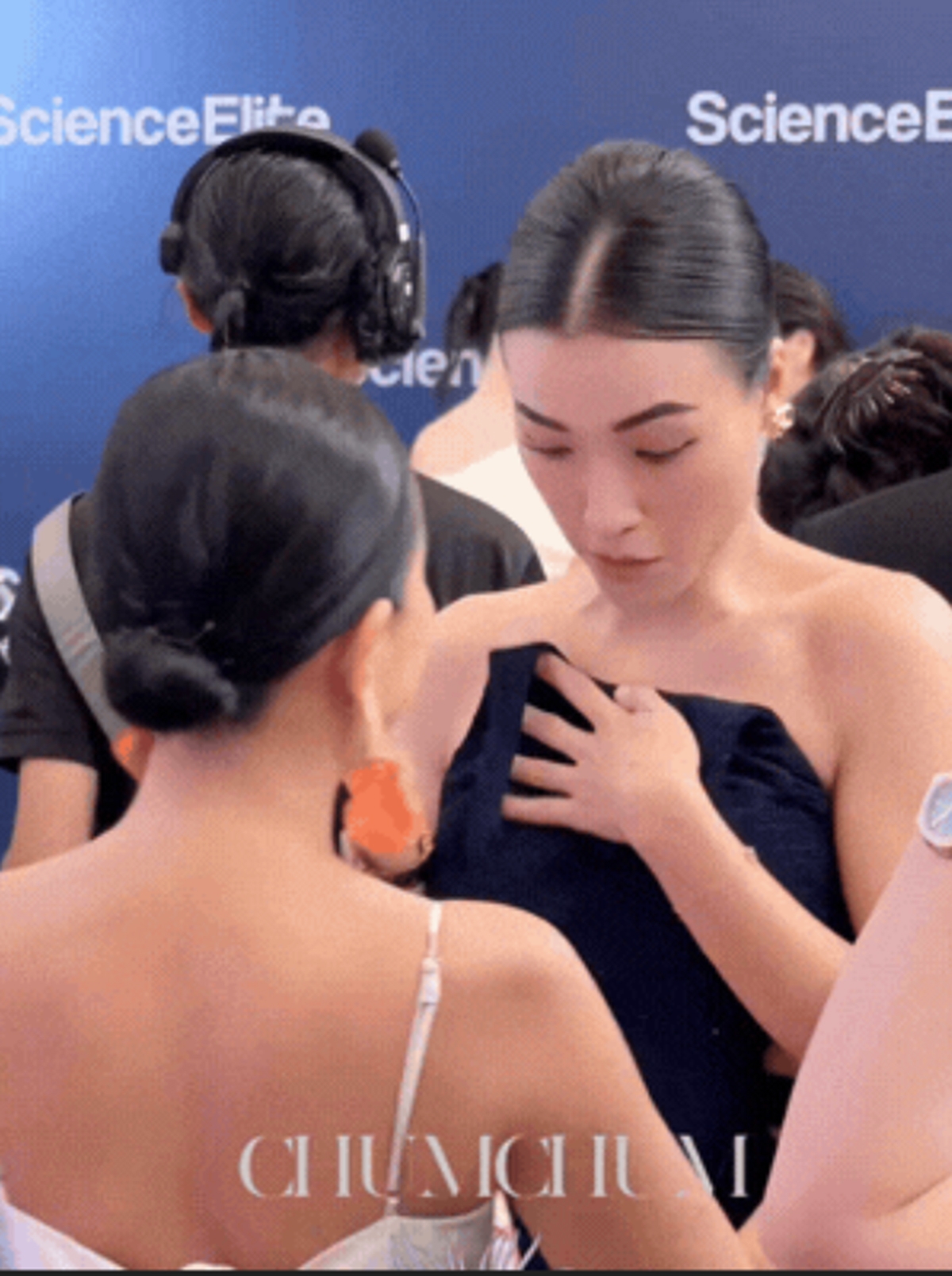 Phản xạ cực nhanh đã giúp MC Hoàng Oanh khỏi sự cố “nóng mặt”, nữ MC bị tụt dây áo sau cái ôm thân thiết với ca sĩ Đoan Trang ngay giữa sự kiện.