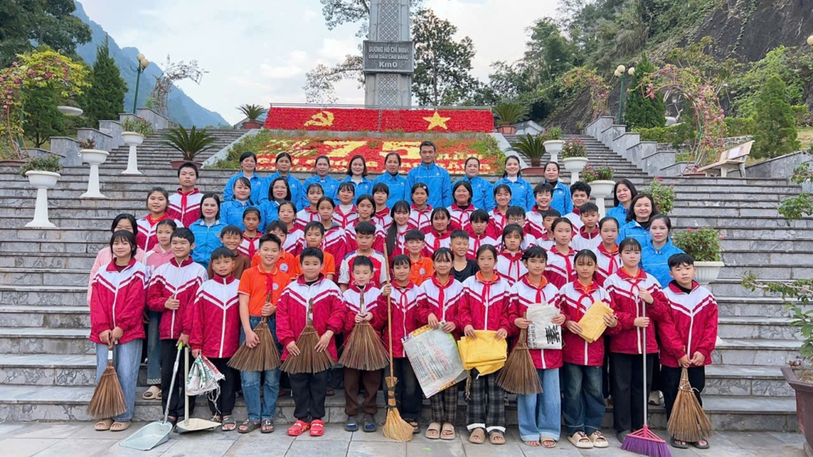 Học sinh trường Tiểu học và THCS Pác Bó, xã Trường Hà, tỉnh Cao Bằng tham quan, học tập tại Khu di tích Quốc gia đặc biệt Pác Bó.