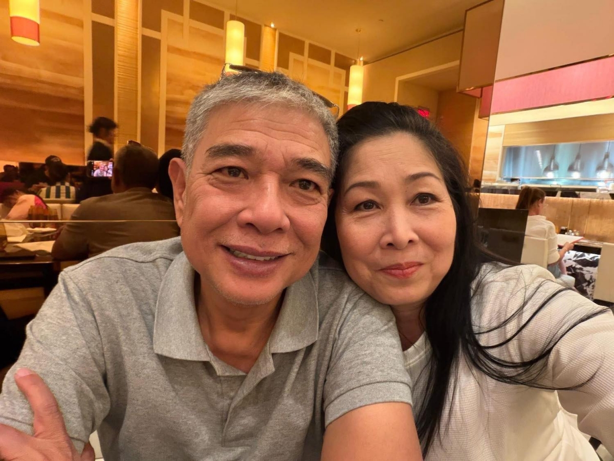 NSND Hồng Vân đăng ảnh bên ông xã Lê Tuấn Anh và viết: ''Mong anh ấy luôn khỏe mạnh, an yên để mãi được dựa dẫm như thế này. Chúc mừng sinh nhật chồng yêu''.