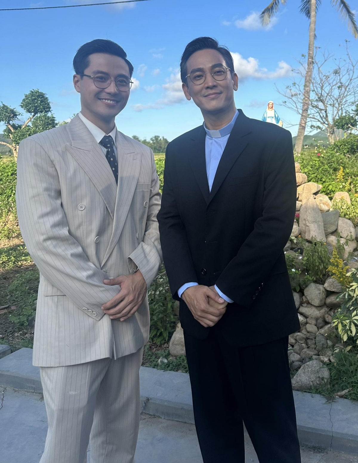 Hứa Vĩ Văn đăng ảnh giản dị cùng Thanh Sơn: “Không AI. Không đảo lửa. Không fake account. Chỉ có hai cậu cháu đứng đây…mà cũng đủ real rồi”.