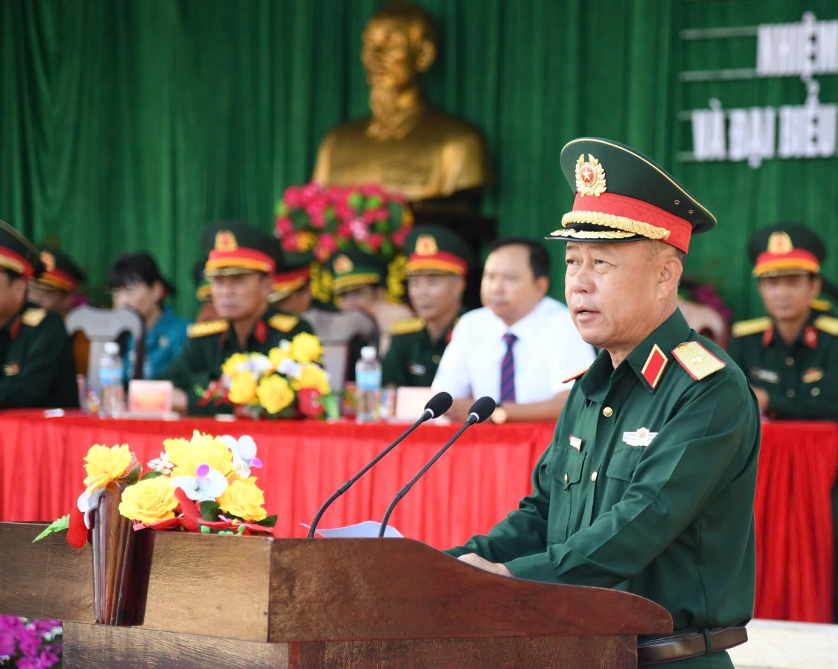 Thiếu tướng Nguyễn Quốc Hương, Phó Tư lệnh Quân khu 5 phát biểu chỉ đạo tại buổi lễ.