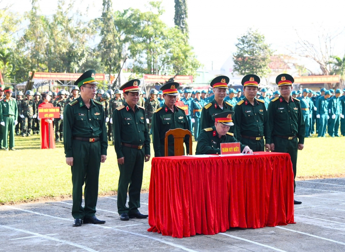 Các cơ quan, đơn vị ký kết giao ước thi đua.