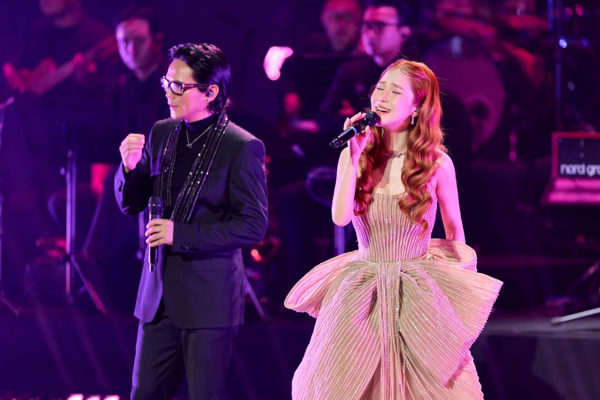 Trong đêm nhạc của nhóm Quả Dưa Hấu, ca sĩ Hương Tràm xuất hiện bất ngờ, đầy cảm xúc và khiến khán phòng vỗ tay không ngớt. “Cuộc hội ngộ lịch sử này thật ý nghĩa, khi cùng các anh em trên sân khấu, mình cảm nhận được sự ủng hộ và tình cảm của khán giả yêu thương thế hệ 8x-9x”. Nữ ca sĩ xúc động chia sẻ rằng màn trình diễn này là khoảnh khắc đặc biệt, kết nối ký ức và niềm đam mê âm nhạc với khán giả, khiến cô không thể quên.