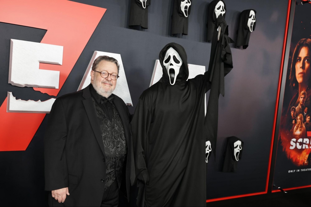 Bên cạnh các diễn viên quen thuộc, Roger L. Jackson – người lồng tiếng cho nhân vật Ghostface từ năm 1996 – cũng tiếp tục đảm nhận vai trò này trong phần phim mới. Giọng nói đặc trưng của Ghostface từ lâu đã trở thành yếu tố quen thuộc của thương hiệu.