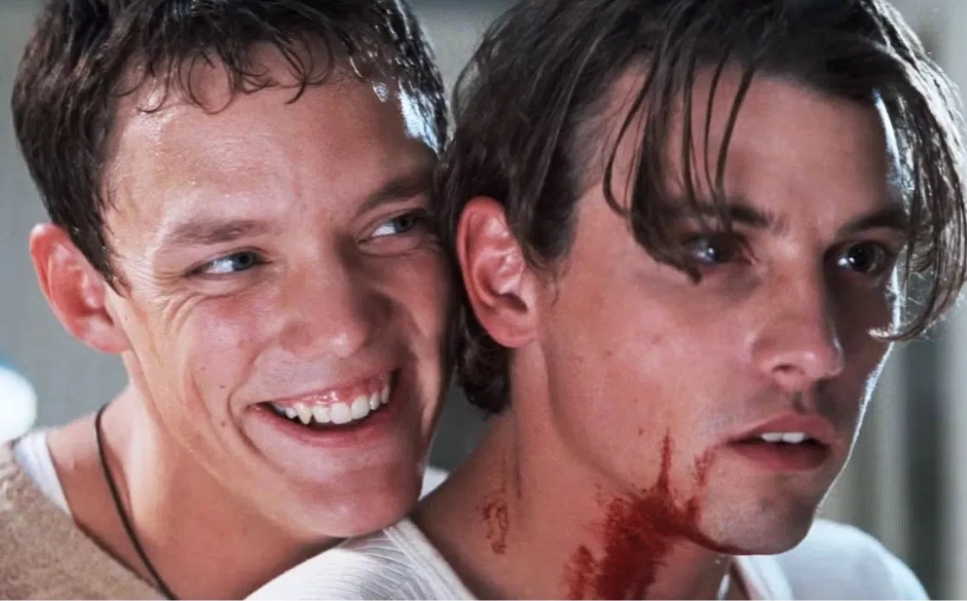 Matthew Lillard cũng là gương mặt quen thuộc của phần phim năm 1996. Khi đó, ông thủ vai Stu Macher – một trong hai kẻ sát nhân Ghostface đầu tiên của thương hiệu. Nhân vật của ông cùng Billy Loomis do Skeet Ulrich thể hiện đã góp phần định hình hình tượng Ghostface – kẻ sát nhân đeo mặt nạ trở thành biểu tượng của dòng phim kinh dị hiện đại.