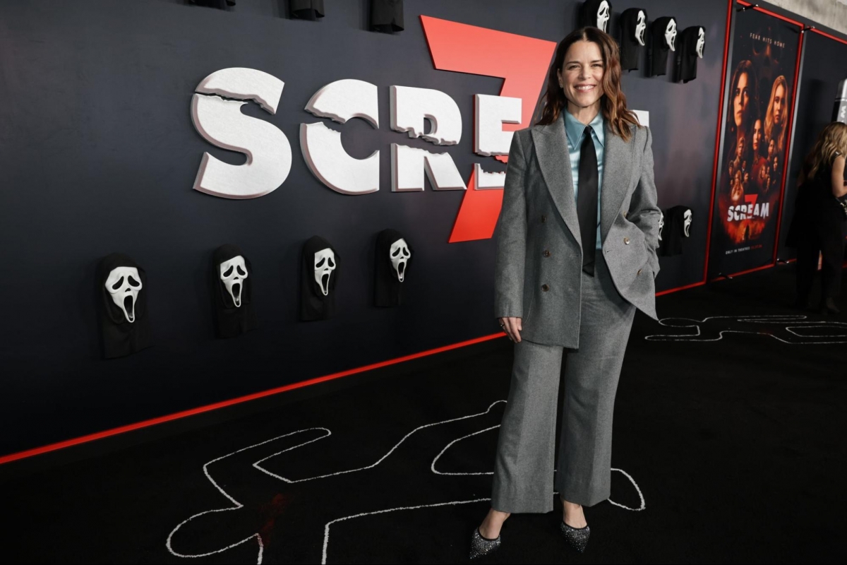 Sau nhiều năm, Neve Campbell vẫn gắn bó với thương hiệu đã làm nên tên tuổi của mình. Trong “Scream 7”, nữ diễn viên tiếp tục trở lại với vai Sidney Prescott, một lần nữa đối đầu với kẻ sát nhân đeo mặt nạ Ghostface.