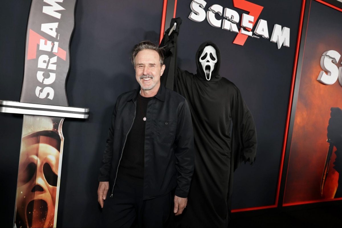 Dù vậy, sự xuất hiện trở lại của David Arquette trong “Scream 7” vẫn khiến người hâm mộ chú ý, bởi nhà sản xuất chưa tiết lộ cụ thể vai trò của nhân vật trong phần phim mới.