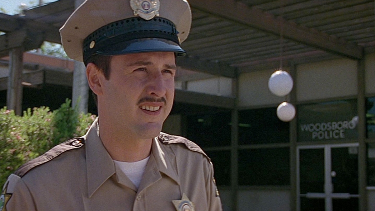 David Arquette cũng gắn liền với loạt phim khi đảm nhận vai phó cảnh sát Dewey Riley. Trong nhiều phần phim, Dewey là nhân vật thường xuyên hỗ trợ các nhân vật chính trong việc đối phó với kẻ sát nhân Ghostface. Tuy nhiên, trong “Scream 5” (2022), nhân vật này đã bị sát hại bởi một Ghostface mới.