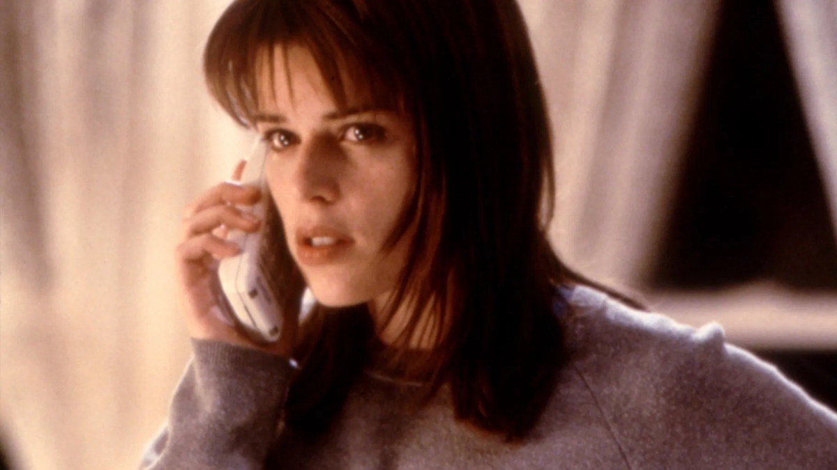 Trong phần phim đầu tiên, Neve Campbell gây ấn tượng mạnh với vai Sidney Prescott – nhân vật nữ chính được xem là một trong những “final girl” tiêu biểu của dòng phim kinh dị. Vai diễn này đã đưa tên tuổi của nữ diễn viên đến gần hơn với khán giả toàn cầu. Trước đó, cô từng được chú ý khi tham gia vở nhạc kịch “Bóng ma trong nhà hát” của Andrew Lloyd Webber tại Toronto vào năm 1988 và sau đó là vai Julia Salinger trong series truyền hình “Party of Five” (1994).