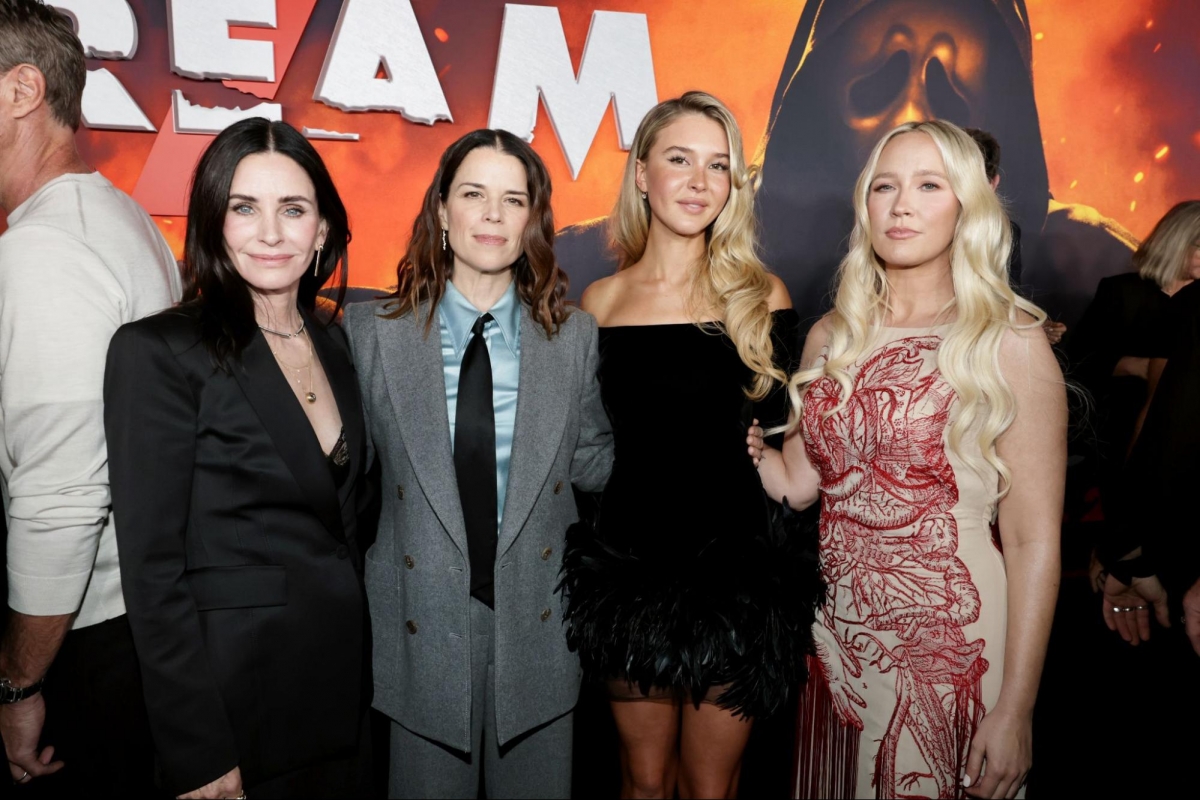 Trong suốt 30 năm, “Scream” được xem là một trong những loạt phim kinh dị có sức ảnh hưởng lớn, với tổng doanh thu toàn cầu hơn 900 triệu USD. Tác phẩm được xây dựng từ sự hợp tác giữa đạo diễn Wes Craven và biên kịch Kevin Williamson, xoay quanh một kẻ sát nhân đeo mặt nạ Ghostface thường gọi điện trêu đùa nạn nhân trước khi ra tay sát hại. Trong phần phim mới, câu chuyện tiếp tục xoay quanh Sidney Prescott. Sau nhiều năm xây dựng cuộc sống mới, cô phải đối mặt với một Ghostface khác khi kẻ sát nhân này xuất hiện tại thị trấn nơi cô sinh sống và nhắm tới gia đình của cô. “Scream 7” được giới thiệu là tác phẩm đánh dấu cột mốc 30 năm của thương hiệu “Scream” và dự kiến khởi chiếu tại Việt Nam từ ngày 20.03.2026.