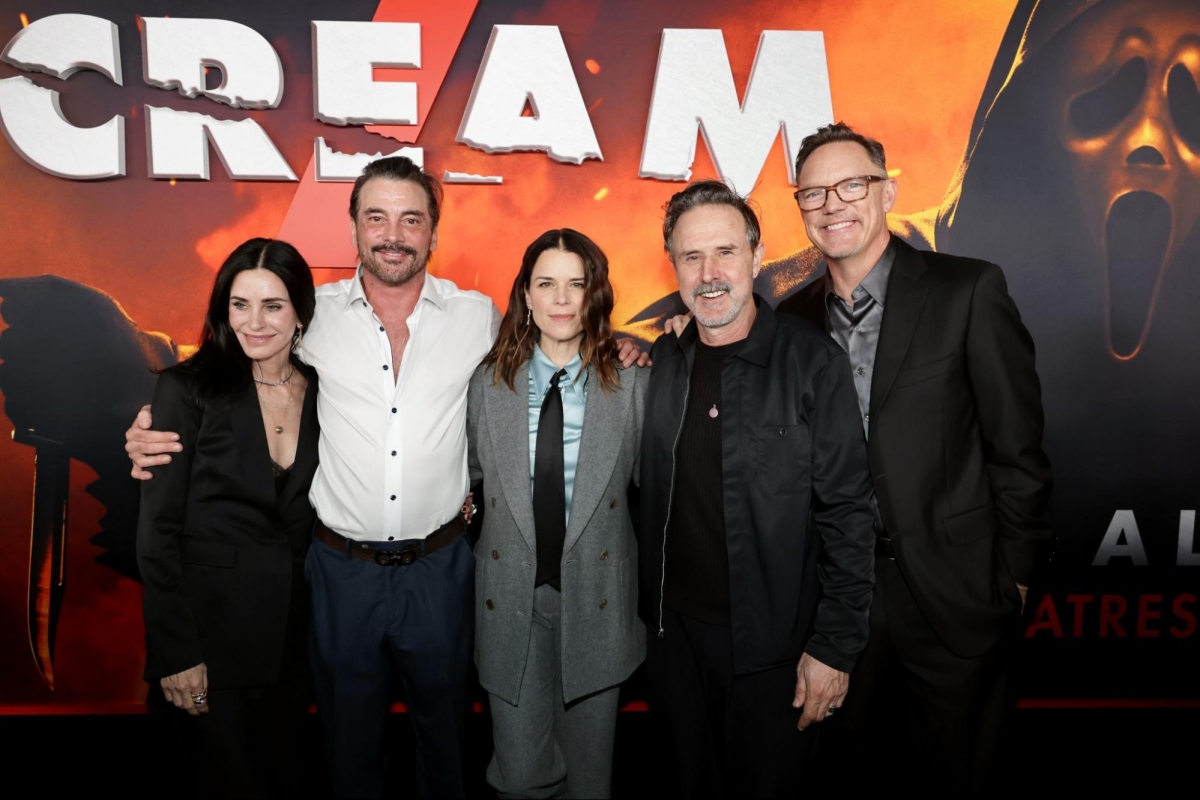 Tại buổi công chiếu sớm của “Scream 7” ở Los Angeles, năm diễn viên từng góp mặt trong “Tiếng thét” (1996) đã cùng xuất hiện. Sự tái hợp của Neve Campbell, Courteney Cox, David Arquette, Skeet Ulrich và Matthew Lillard khiến khán giả nhớ lại những gương mặt từng làm nên thành công của bộ phim cách đây 30 năm.