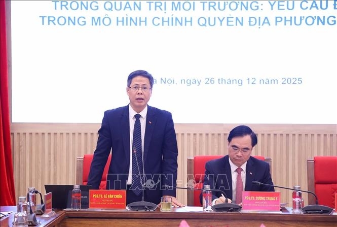 PGS.TS Lê Văn Chiến, Viện trưởng Viện Lãnh đạo học và Hành chính công phát biểu tại Tọa đàm khoa học: “Giải pháp tăng cường sự tham gia của người dân trong quản trị môi trường: Yêu cầu đặt ra trong mô hình chính quyền địa phương hai cấp”, tại Hà Nội, sáng 26/12/2025. Ảnh: Văn Điệp/TTXVN
