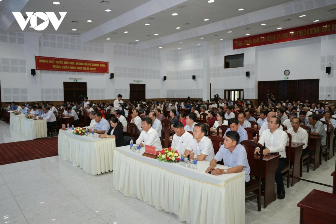 Cử tri tham thành phố Cần Thơ gặp gỡ đại biểu.
