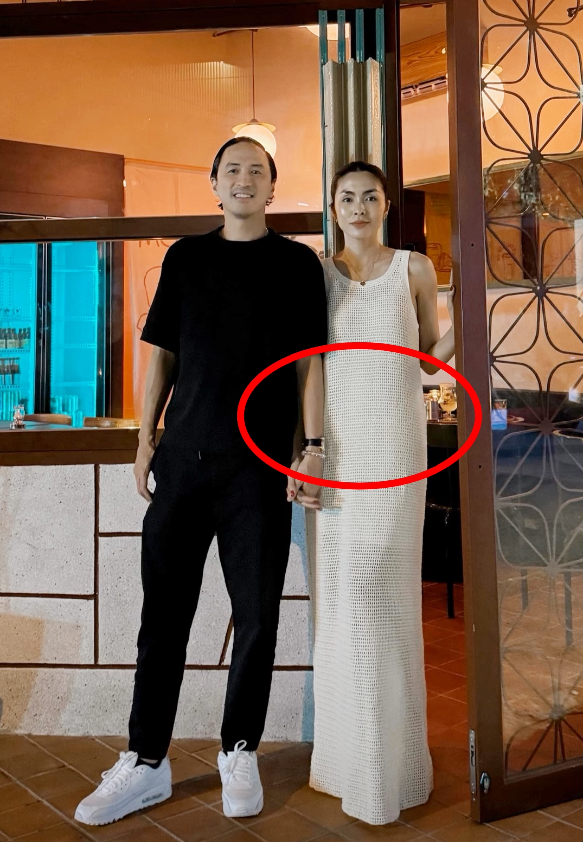 Tăng Thanh Hà tiếp tục thu hút sự quan tâm khi đăng tải bức ảnh mới chụp cùng chồng – doanh nhân Louis Nguyễn. Trong lần lộ diện này, vòng hai của Tăng Thanh Hà trông có phần khác lạ, được nhận xét là tròn trịa hơn thường thấy, thậm chí có dấu hiệu lùm lùm.