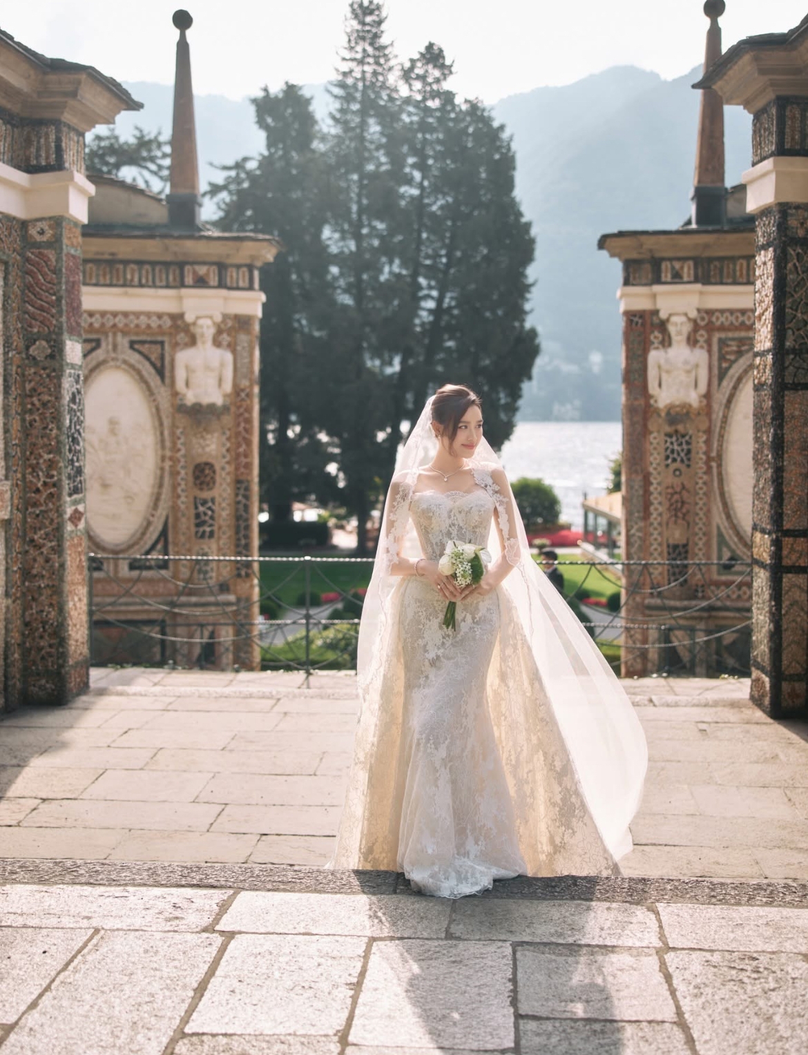 Sao Việt 17/3: Nhiếp ảnh gia thực hiện bộ ảnh cưới của Đỗ Hà và Việt Vương tại châu Âu bất ngờ chia sẻ thêm loạt hình ảnh chưa từng được công bố trước đó. Trong bộ ảnh, Đỗ Hà diện váy cưới ren trắng tinh tế, thiết kế ôm dáng kết hợp phần đuôi dài mềm mại, tôn lên vẻ đẹp thanh lịch và nữ tính của nàng hậu.