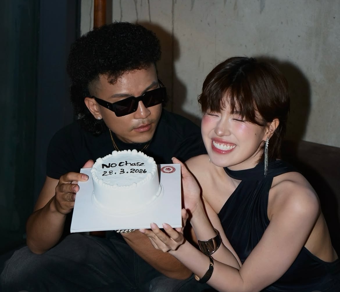 Sao Việt 29/3: Nhân dịp sinh nhật, Pháo đã hé lộ khoảnh khắc bên nam rapper Richie D.ICY từng vướng tin đồn hẹn hò. Trong ảnh, Pháo cười rạng rỡ và ăn diện gợi cảm, nam rapper thì hướng ánh mặt về phía đàng gái.